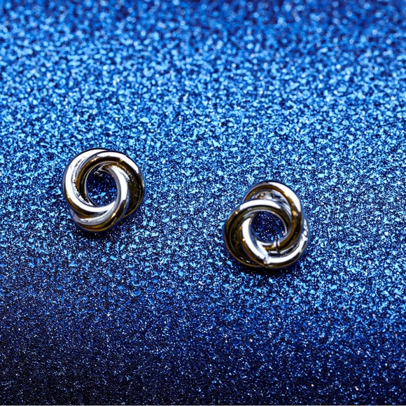 Silver earrings. - Picture 1 of 4